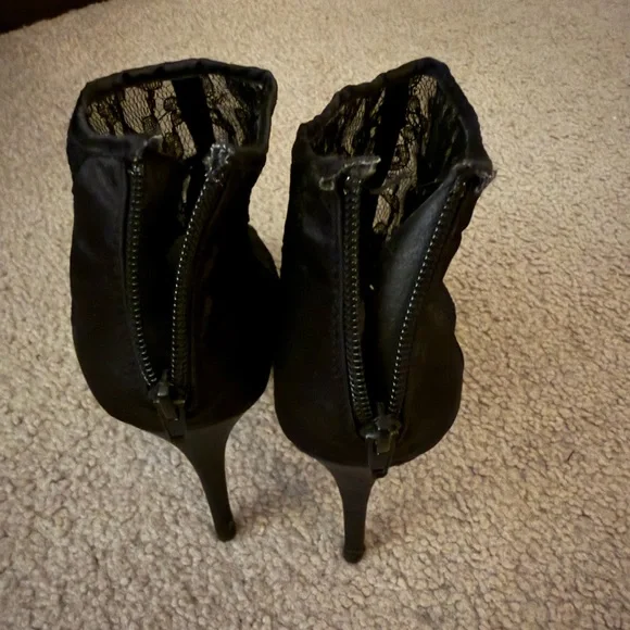 Black Lace Peep Toe Stiletto Heels - Picture 3 of 4